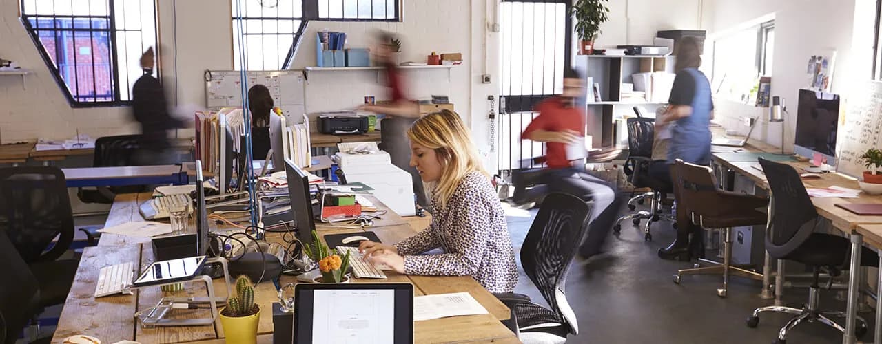 Réceptionniste virtuelle au travail