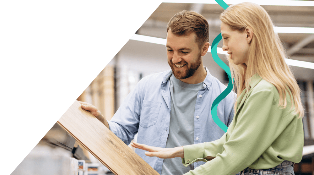 Couple regardant des échantillons de sol dans un magasin de bricolage